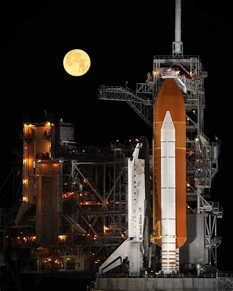 HD wallpaper: Space Shuttle Discovery, space shuttle on launch pad ...