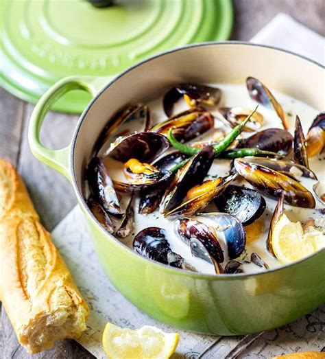 recette moules marinières sauce crème fraîche | Mussels recipe, Le creuset recipes, Recipes