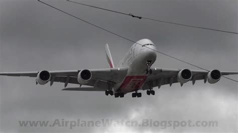 Airplane Watch : Emirates Airbus A380 Landing in Strong Crosswinds