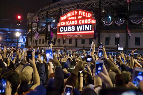 16 incredible photos of Cubs fans losing their minds in Chicago after winning World Series | For ...