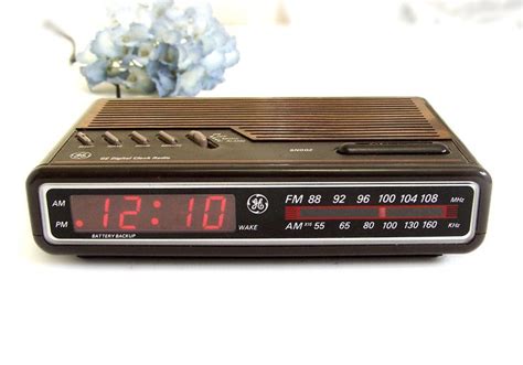 1984 GE Alarm Clock Radio, Vintage model 7-4612A, wood grain top bright red LED digital radio ...