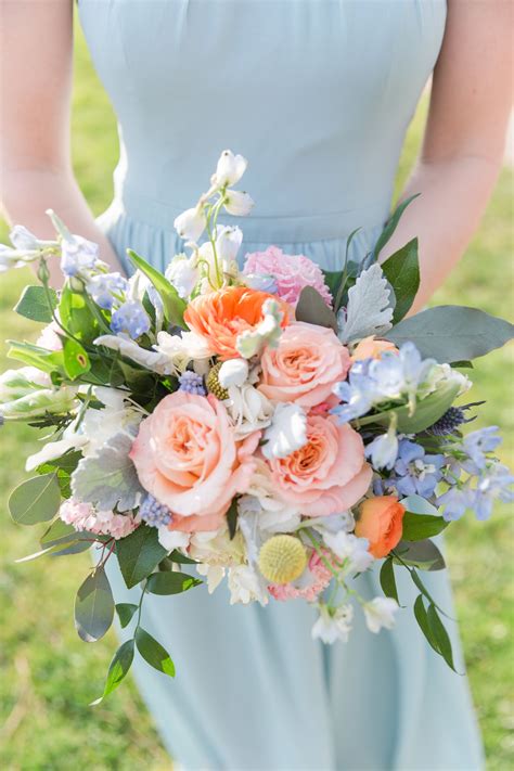 Gorgeous peach and pink flowers make the perfect summer wedding bouquet #WeddingFlowersIdea ...