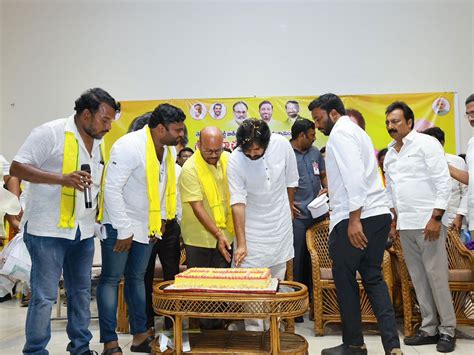 Pawan Kalyan Cuts Chandrababu Naidu‘s Birthday Cake