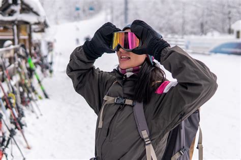 How to Prevent Snow Blindness When Skiing - Searching.net