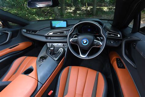 BMW i8 Roadster (2018-2020) interior & comfort | DrivingElectric