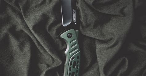 Novice Guide: What Is A Gravity Knife? | Knifehubs