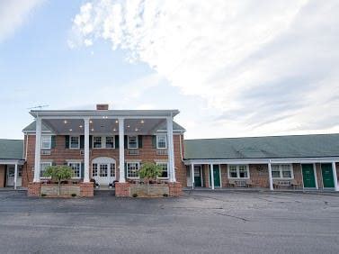 Single Queen Bed Hotel Rooms in Providence, RI | Colonial Inn Seekonk