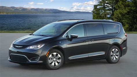 2020 Chrysler Pacifica Review | Hybrid, price, specs, features and ...