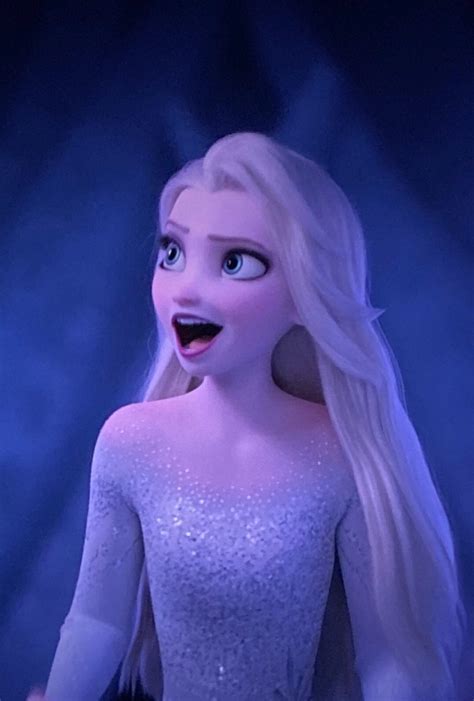 Images with Elsa in her new "Snow Queen" look with her hair down, from the final of Frozen 2 ...