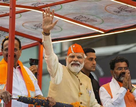 Modi takes out mega roadshow in Bengaluru - Rediff.com India News