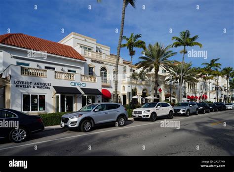 NAPLES, FL -30 JAN 2020- View of the Fifth Avenue South street in ...