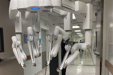 Surgical robots expand minimally invasive procedures available at USC-VHH - HSC News