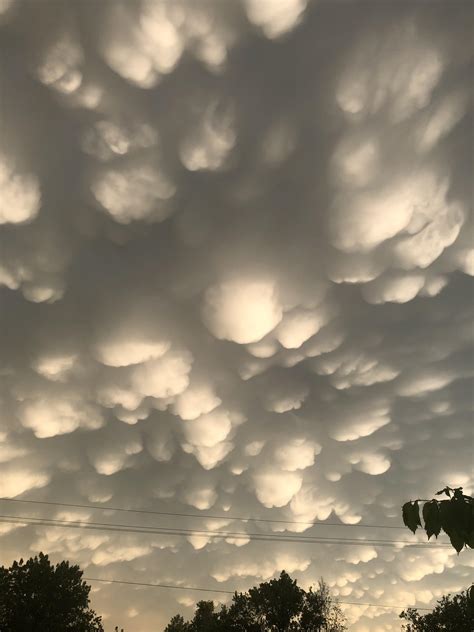 mammatus clouds after this evening's storm ⛈ : r/WeatherPorn