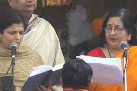 Anuradha Paudwal Sings a Moving Ram Bhajan at Ram Mandir, Video Goes ...