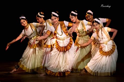 MOHINIYATTAM DANCE | Clickstory