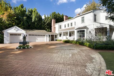 Kelly Clarkson House: Inside her Toluca Lake Home and More!