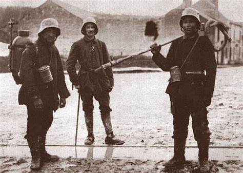 German flamethrower squad, somewhere in France 1916.[561x400] : r/ImagesOfThe1910s