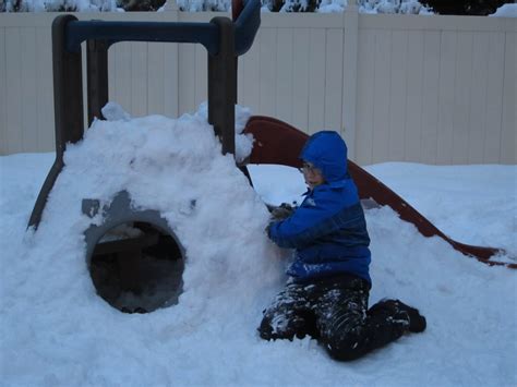 Our Life with 12 Kids * **: Snow Fort