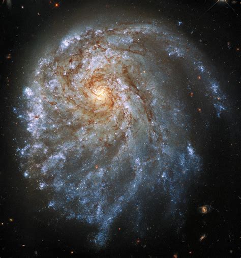 Spectacular Image Captured by Hubble Shows a Strangely Contorted Spiral ...