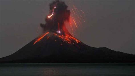 Gunung Krakatau Meletus – newstempo