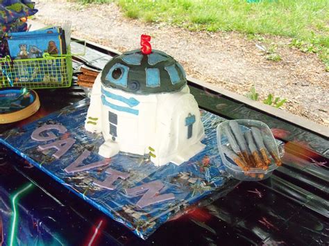 R2D2 Cake - The Mad CakerThe Mad Caker