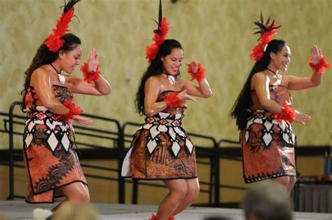 Tahine Foi Lole doing their Tau'olunga siva !! BEAUTY AT ITS FINEST ...