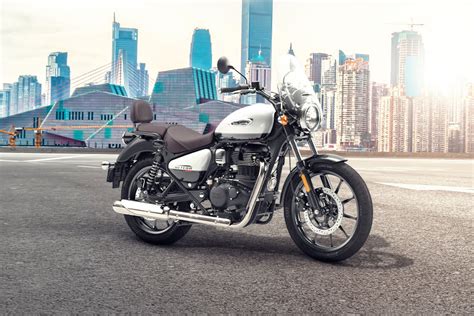 Royal Enfield Meteor 350 Supernova Custom Price, Images, Mileage, Specs & Features