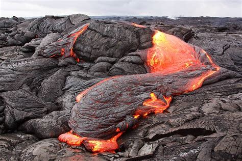 Describe Pahoehoe and Aa Lava Flows