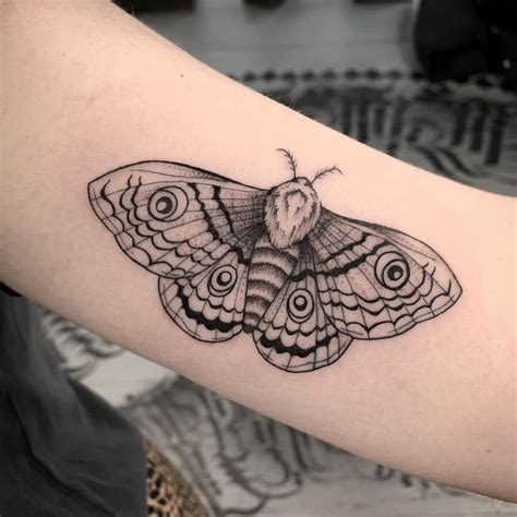 🔥🔥 Moth Tattoo: The complete guide (Meaning and designs!)