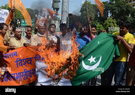 Vishwa Hindu Parishad (VHP) activists burn Pakistan's National Flag ...