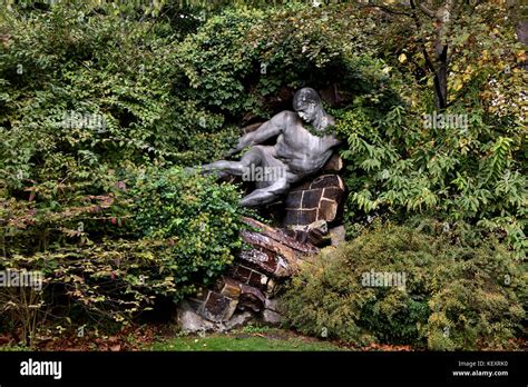 Jardin du luxembourg statues hi-res stock photography and images - Alamy