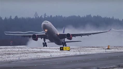 Gorgeous Footage Of Planes Taking Off And Landing In Slow Motion | TVovermind