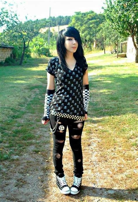 emo girl black hair Emo Girl Outfit, Emo Outfit Ideas, Scene Emo Outfits, Cute Outfits, 2000s ...