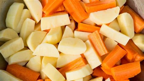 Boiling Carrots And Potatoes Together (9 Easy Steps]