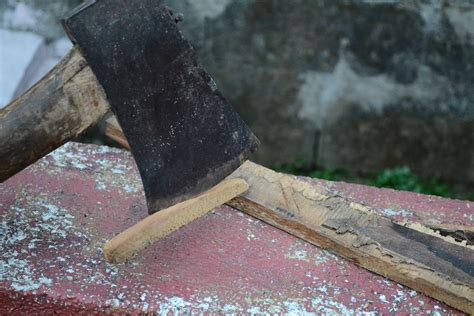 How to Use an Axe: 5 Steps (with Pictures) - wikiHow