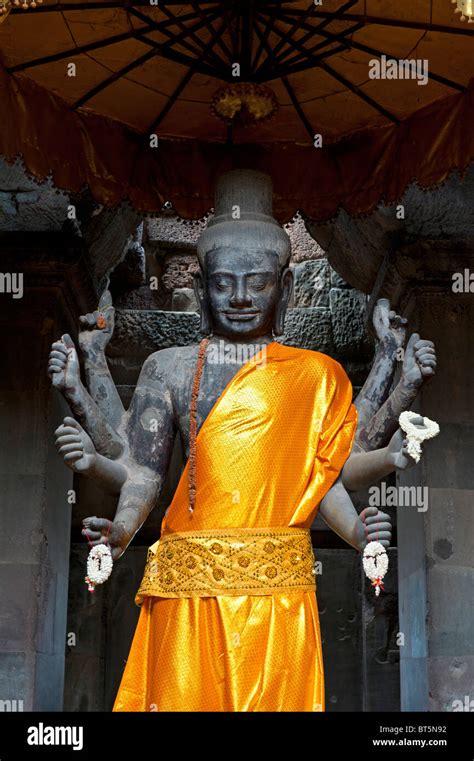 Statue of vishnu angkor wat temple hi-res stock photography and images - Alamy