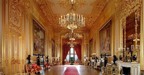 What You Need To Know Before Visiting Buckingham Palace (Yes, You Can Go Inside)