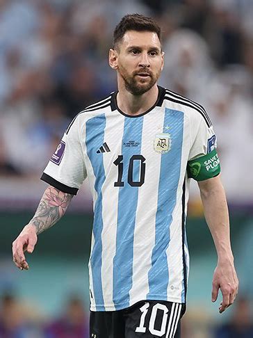 File:Lionel-Messi-Argentina-2022-FIFA-World-Cup (cropped).jpg - Wikimedia Commons