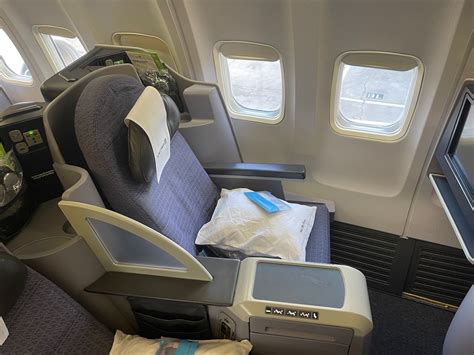 Review: United Airlines 757-200 Business Class - Live and Let's Fly