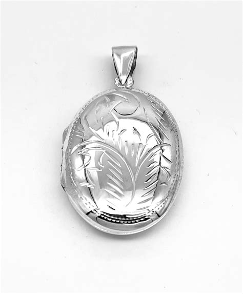 ENGRAVED LOCKET 25X35MM – Joy Collectables