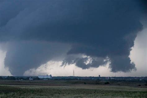 Why Does the Sky Turn Green Before a Tornado?