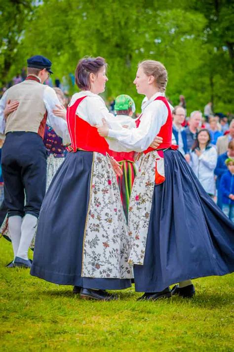 Swedish Traditional Clothing: The Ultimate Guide (2023)