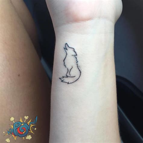 44+ Amazing Small wolf tattoos for females ideas