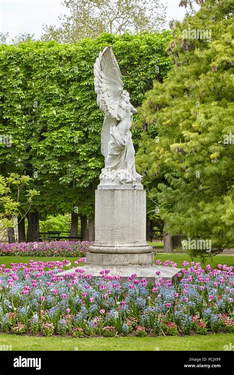 Statues in jardin du luxembourg hi-res stock photography and images - Alamy