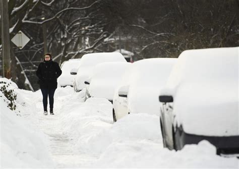 Hundreds of collisions in aftermath of Toronto snow storm