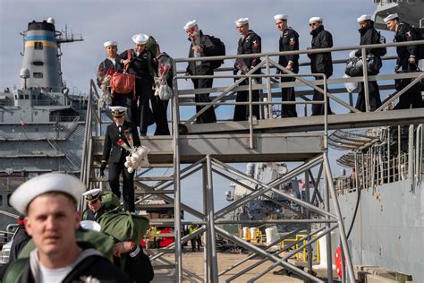 DVIDS - Images - USS Normandy (CG 60) Returns from Deployment [Image 8 of 11]