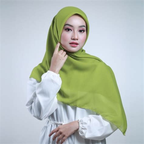 Jual Hijab Bella Square Pollycotton Premium - Jilbab Segiempat Polos Seri Warna Hijau Lumut ...