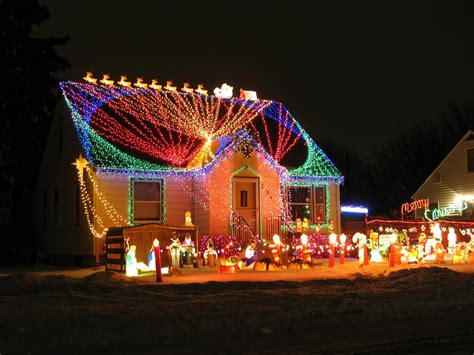 7 Creative Uses of Gutters, Roofs for Holiday Decorating