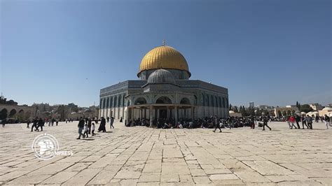 70,000 Palestinians gather to pray at Al-Aqsa Mosque