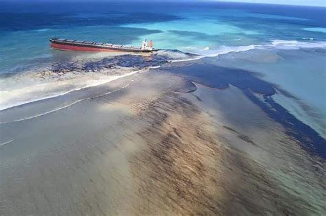 Tanker spills 1,000 tonnes of crude oil into Indian Ocean near ...